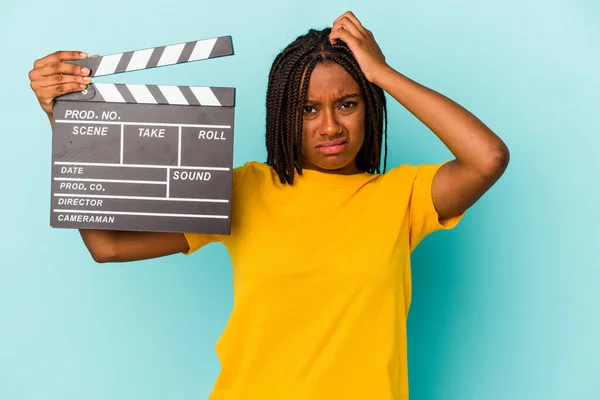 Jonge Afro Amerikaanse Vrouw Houdt Een Klapbord Geïsoleerd Blauwe Achtergrond — Stockfoto
