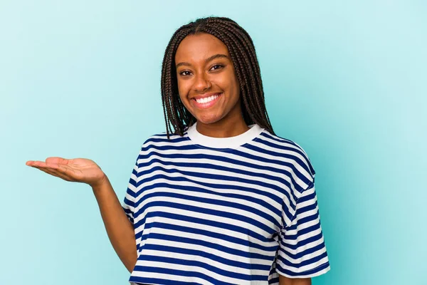 Giovane Donna Afroamericana Isolata Sfondo Blu Che Mostra Uno Spazio — Foto Stock