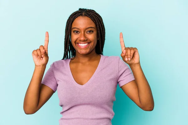 Молодая Африканская Американка Изолированная Синем Фоне Указывает Оба Передних Пальца — стоковое фото