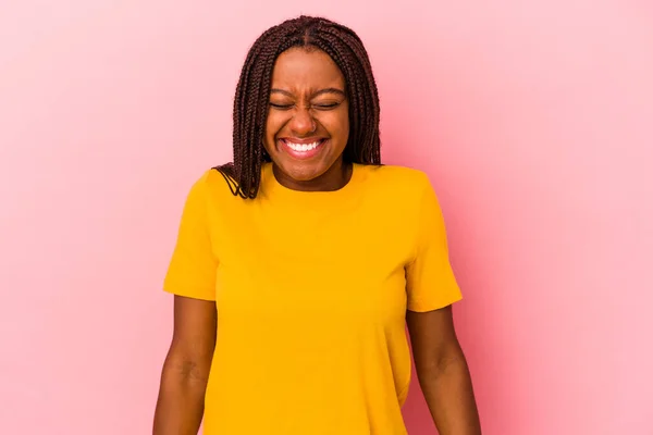 被粉色背景隔离的年轻的非洲裔美国女人笑着闭上眼睛 感到轻松而快乐 — 图库照片