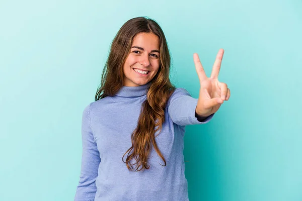 Fiatal Kaukázusi Elszigetelt Kék Háttér Vidám Gondtalan Mutató Béke Szimbólum — Stock Fotó