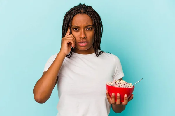 Ung Afroamerikansk Kvinna Håller Skål Med Spannmål Isolerad Blå Bakgrund — Stockfoto