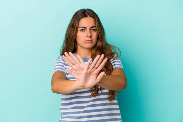 Mujer Caucásica Joven Aislada Sobre Fondo Azul Pie Con Mano — Foto de Stock