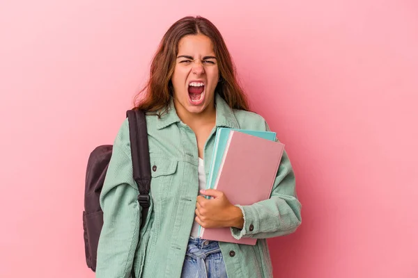若いですCaucasian学生女性保持本隔離上のピンクの背景叫んで非常に怒っていると積極 — ストック写真