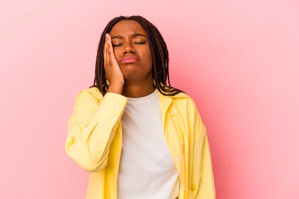 Jovem Afro Americana Isolada Sobre Fundo Rosa Cansada Muito Sonolenta — Fotografia de Stock