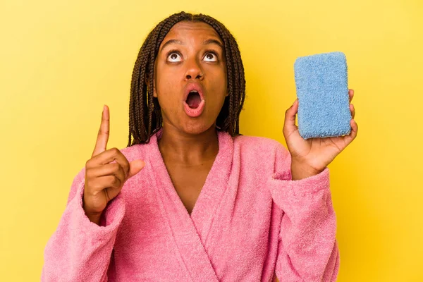 Giovane Donna Afroamericana Che Indossa Accappatoio Con Una Spugna Blu — Foto Stock