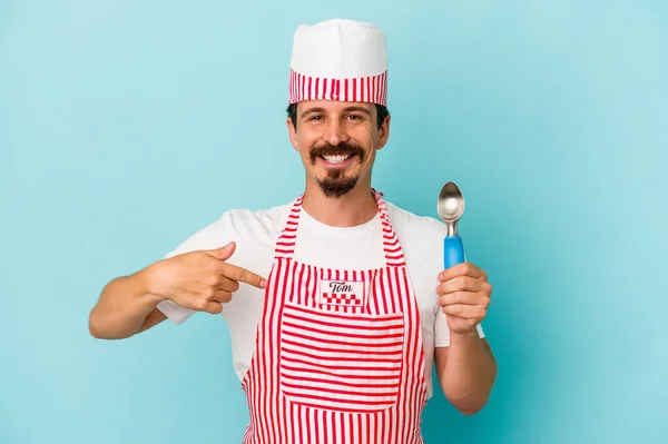 Jonge Kaukasische Maker Met Een Primeur Geïsoleerd Blauwe Achtergrond Persoon — Stockfoto