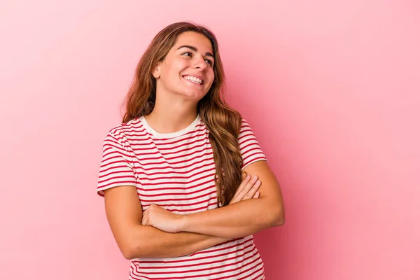 Jonge Kaukasische Vrouw Geïsoleerd Roze Achtergrond Glimlachen Zelfverzekerd Met Gekruiste — Stockfoto