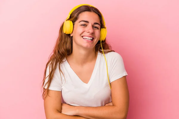 Jonge Kaukasische Vrouw Luisteren Naar Muziek Geïsoleerd Roze Achtergrond Lachen — Stockfoto