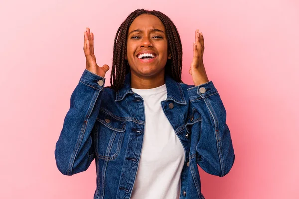Młoda Afroamerykanka Odizolowana Różowym Tle Śmieje Się Głośno Trzymając Rękę — Zdjęcie stockowe
