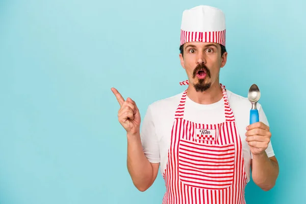 Jonge Kaukasische Maker Met Een Primeur Geïsoleerd Blauwe Achtergrond Wijzend — Stockfoto