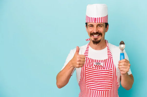 Jonge Kaukasische Maker Met Een Primeur Geïsoleerd Blauwe Achtergrond Glimlachen — Stockfoto