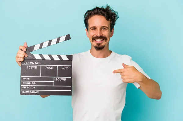 Young Caucasian Man Holding Clapperboard Isolated Blue Background Person Pointing — Stock Photo, Image