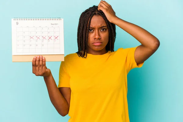 Ung Afrikansk Amerikansk Kvinna Som Håller Kalender Isolerad Blå Bakgrund — Stockfoto