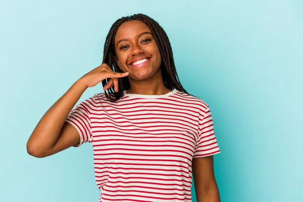 Jong Afrikaans Amerikaans Vrouw Geïsoleerd Blauwe Achtergrond Tonen Een Mobiele — Stockfoto