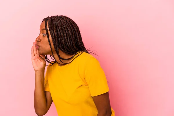 Mujer Afroamericana Joven Aislada Sobre Fondo Rosa Está Diciendo Una — Foto de Stock