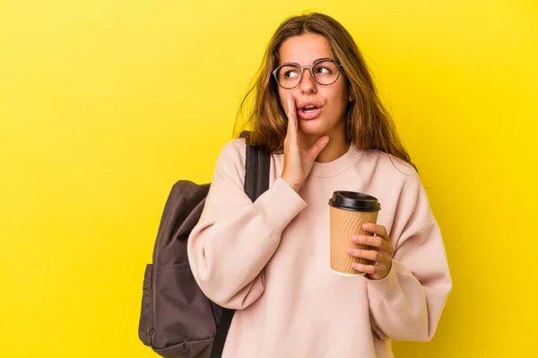 Joven Estudiante Caucásica Sosteniendo Café Aislado Sobre Fondo Amarillo Está — Foto de Stock