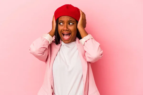 若いアフリカ系アメリカ人女性ピンクの背景に耳を覆う手で隔離あまりにも大きな音を聞かないようにしようとする — ストック写真