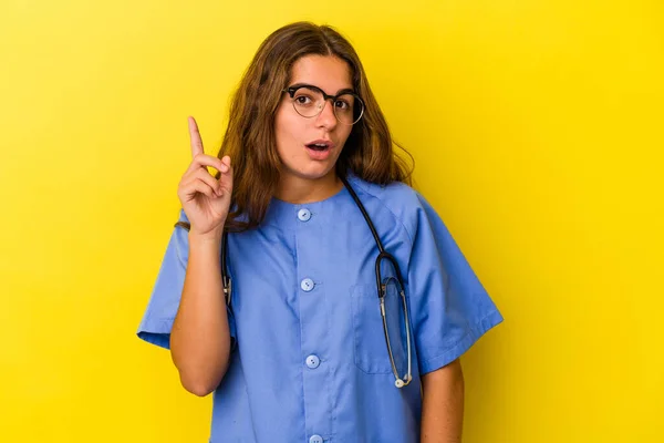 Νεαρή Νοσοκόμα Γυναίκα Απομονωμένη Κίτρινο Φόντο Έχοντας Κάποια Μεγάλη Ιδέα — Φωτογραφία Αρχείου