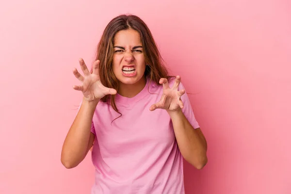 Giovane Donna Caucasica Isolata Sfondo Rosa Mostrando Artigli Che Imitano — Foto Stock