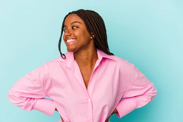Mladá Africká Americká Žena Izolované Modrém Pozadí Sebevědomí Udržet Ruce — Stock fotografie