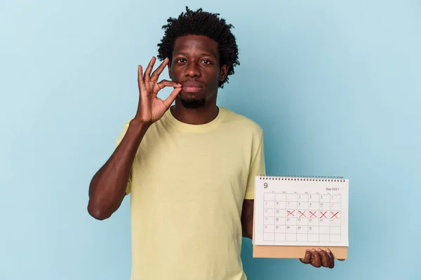 Jonge Afro Amerikaanse Man Met Kalender Geïsoleerd Blauwe Achtergrond Met — Stockfoto