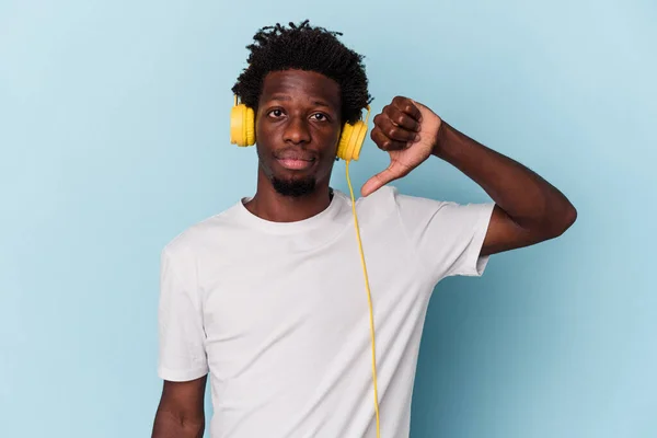 Joven Afroamericano Escuchando Música Aislada Sobre Fondo Azul Mostrando Gesto —  Fotos de Stock