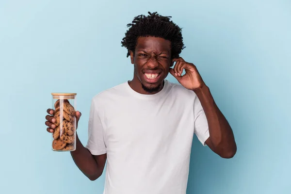 초컬릿 아프리카 남자가 위에서 손으로 초컬릿 과자를 — 스톡 사진