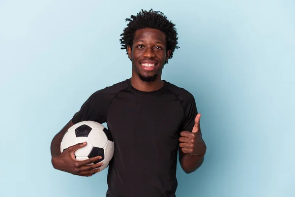 Młody Afroamerykanin Gra Piłkę Nożną Odizolowany Niebieskim Tle Uśmiecha Się — Zdjęcie stockowe
