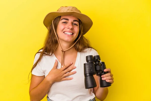 Jovem Caucasiana Segurando Binóculos Isolados Fundo Amarelo Alto Mantendo Mão — Fotografia de Stock