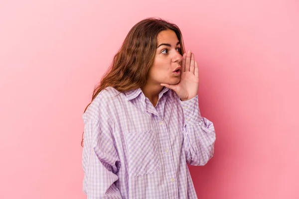 Joven Mujer Caucásica Aislada Sobre Fondo Rosa Está Diciendo Una —  Fotos de Stock