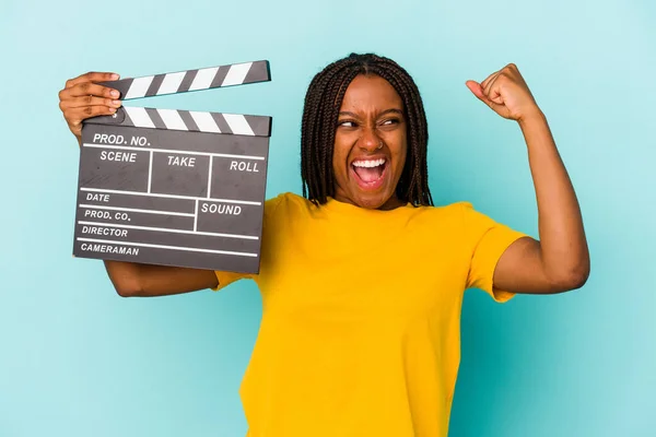 Jonge Afro Amerikaanse Vrouw Met Een Klapbord Geïsoleerd Blauwe Achtergrond — Stockfoto