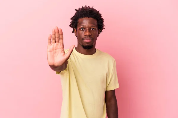 Mladý Africký Američan Izolovaný Růžovém Pozadí Stojí Nataženou Rukou Ukazující — Stock fotografie
