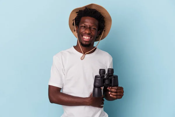 Молодий Афроамериканець Тримає Бінокль Ізольованим Синьому Фоні Сміється Розважається — стокове фото