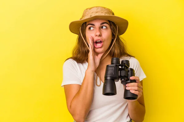 Joven Mujer Caucásica Sosteniendo Prismáticos Aislados Sobre Fondo Amarillo Está — Foto de Stock