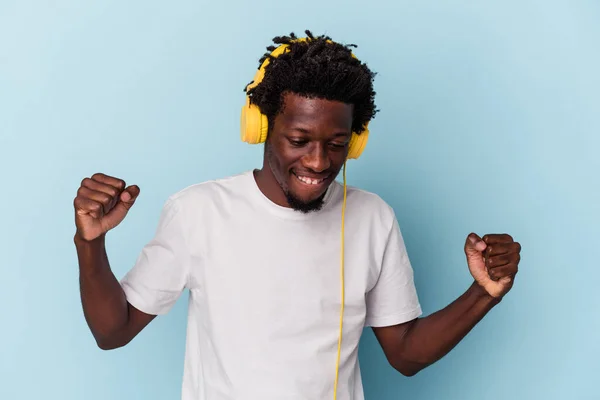 Joven Afroamericano Escuchando Música Aislado Sobre Fondo Azul Está Diciendo —  Fotos de Stock