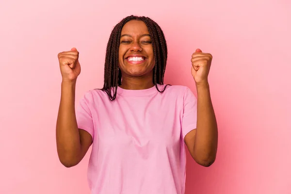 Mladá Africká Američanka Izolovaná Růžovém Pozadí Oslavující Vítězství Vášeň Nadšení — Stock fotografie