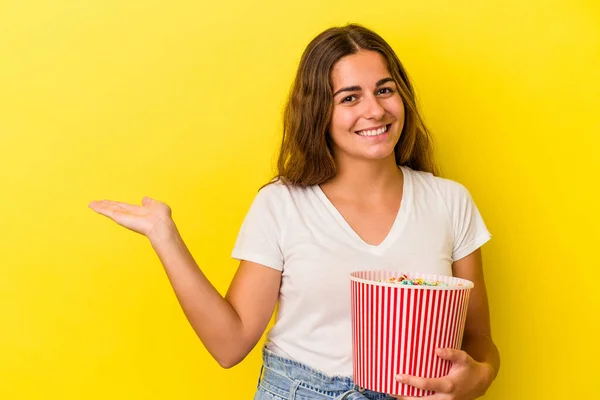 Young Caucasian Woman Holding Popcorns Isolated Yellow Background Showing Copy — Stock Photo, Image
