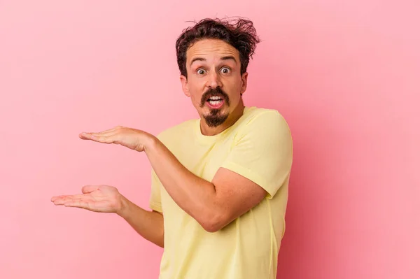 Young Caucasian Man Isolated Pink Background Shocked Amazed Holding Copy — Stock Photo, Image