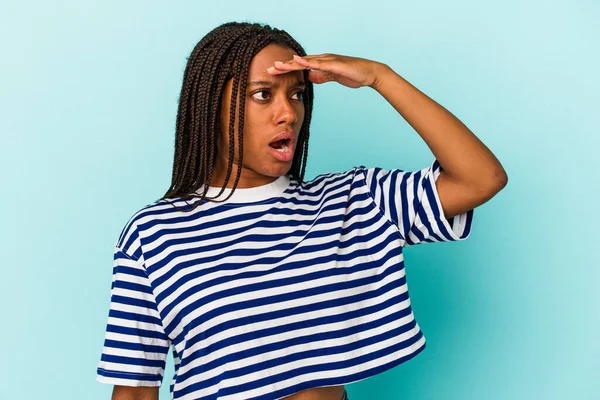 Young African American Woman Isolated Blue Background Looking Far Away — Stock Photo, Image