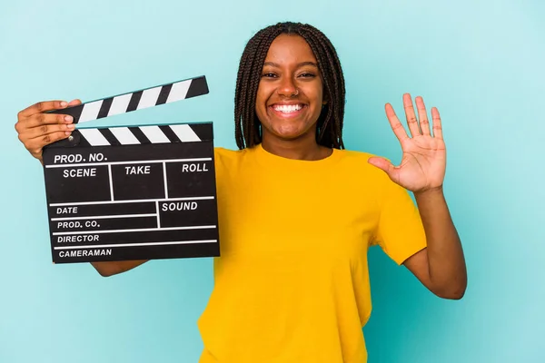 Jong Afrikaans Amerikaans Vrouw Houden Van Een Clapperboard Geïsoleerd Blauwe — Stockfoto