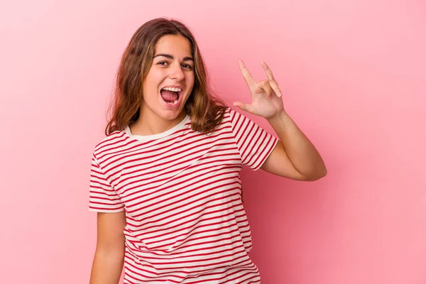 Jonge Blanke Vrouw Geïsoleerd Roze Achtergrond Met Een Horens Gebaar — Stockfoto