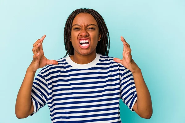 Young African American Woman Isolated Blue Background Screaming Rage — Stock Photo, Image