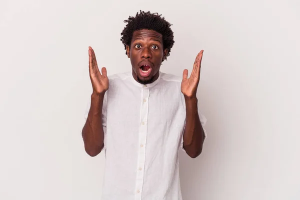 Jonge Afrikaanse Amerikaanse Man Geïsoleerd Witte Achtergrond Verrast Geschokt — Stockfoto
