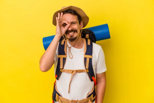 Jovem Caucasiano Caminhante Homem Isolado Amarelo Fundo Animado Mantendo Gesto — Fotografia de Stock