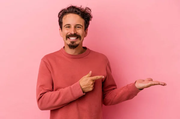 Young Caucasian Man Isolated Pink Background Excited Holding Copy Space — Stock Photo, Image