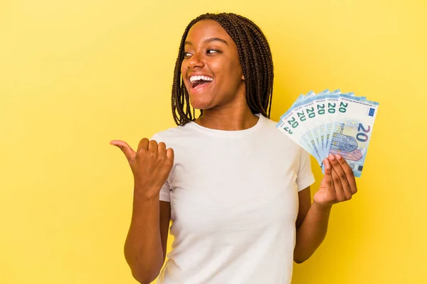 Mladá Africká Američanka Drží Bankovky Izolované Žlutém Pozadí Palcem Pryč — Stock fotografie