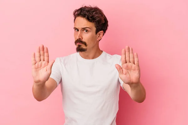 Young Caucasian Man Isolated Pink Background Standing Outstretched Hand Showing — Stock Photo, Image