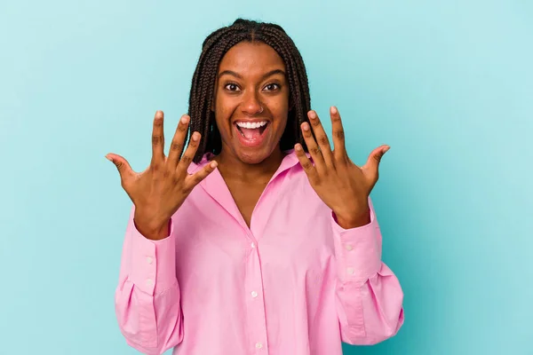 Młoda Afroamerykanka Odizolowana Niebieskim Tle Pokazuje Numer Dziesięć Rękami — Zdjęcie stockowe