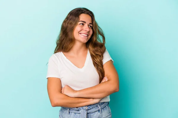 Jonge Kaukasische Vrouw Geïsoleerd Blauwe Achtergrond Glimlachen Zelfverzekerd Met Gekruiste — Stockfoto